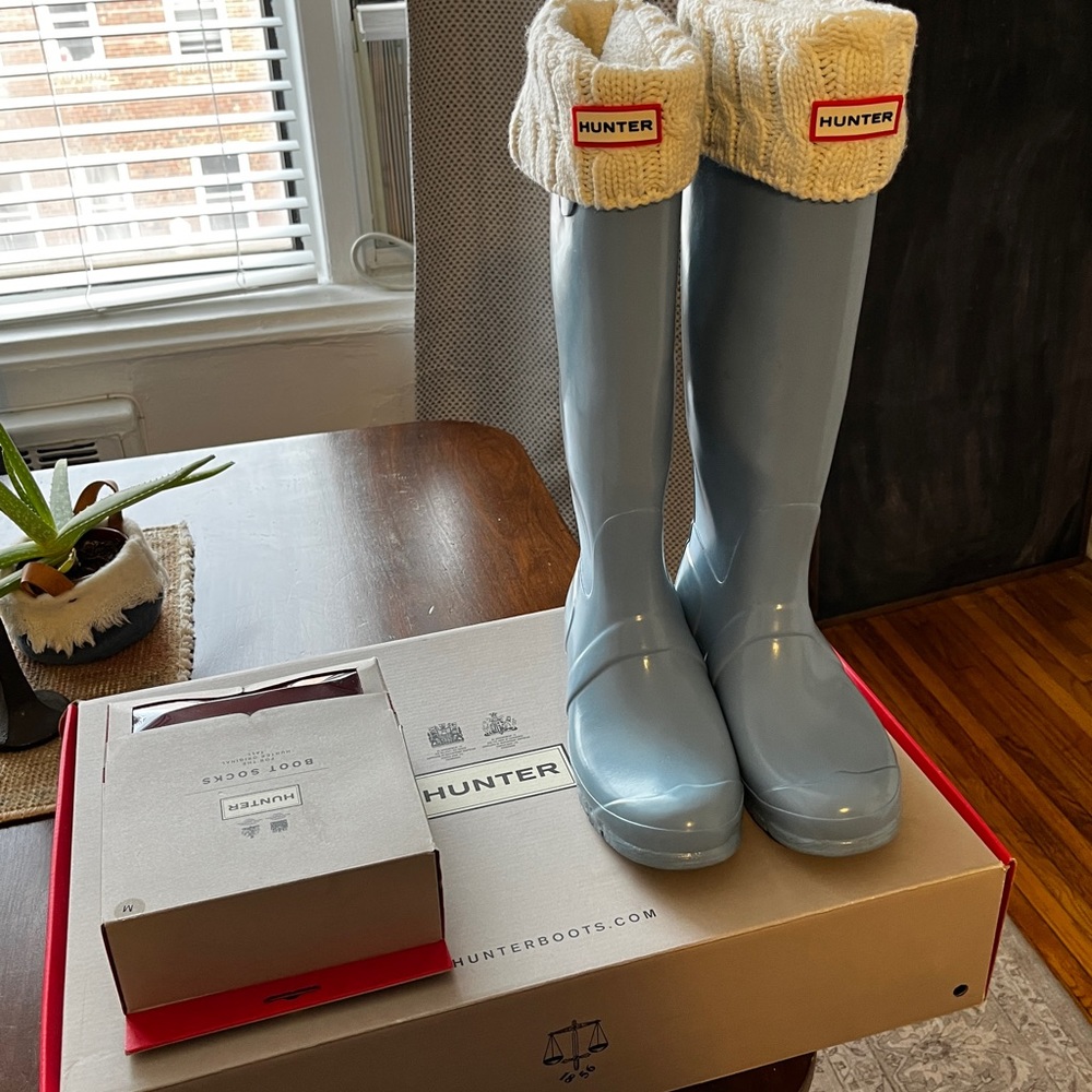 Hunter tall Blue Sky color size 9 womens  boots with Medium Hunter socks